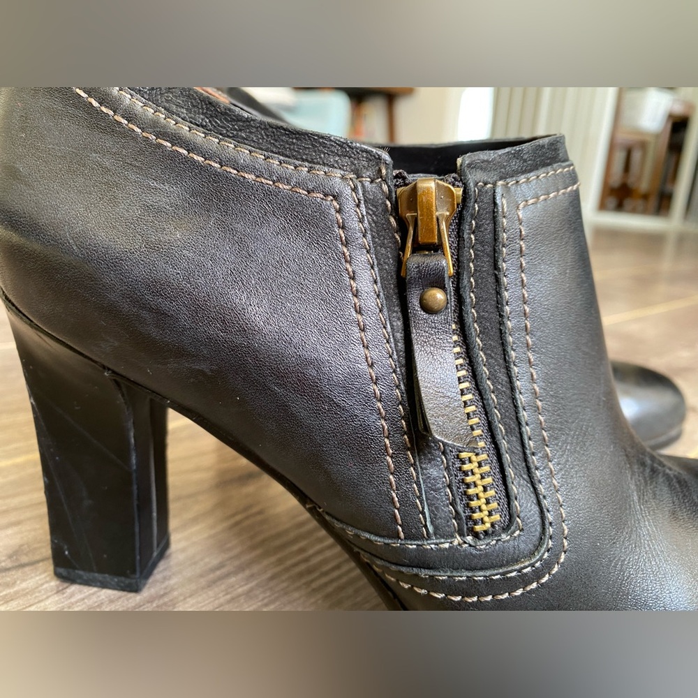 Naturalizer “Annabel” black heeled zip up leather ankle booties rubber heel - Picture 3 of 12
